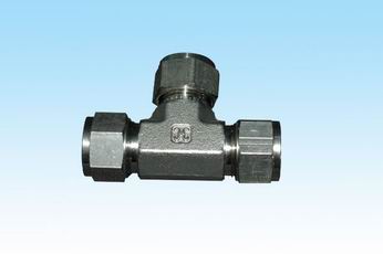 鋼製單卡套接頭（tóu）